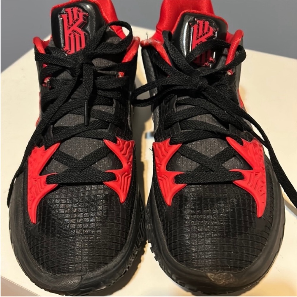 Kyre 4 lows size 9 men’s red and black